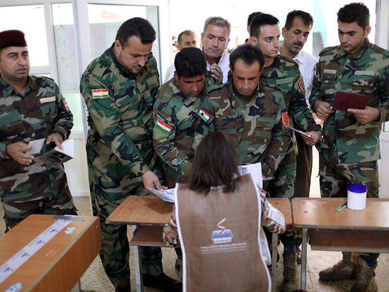 عناصر «البشمركة» يصوتون بالانتخابات النيابية في أربيل أمس (رويترز)n