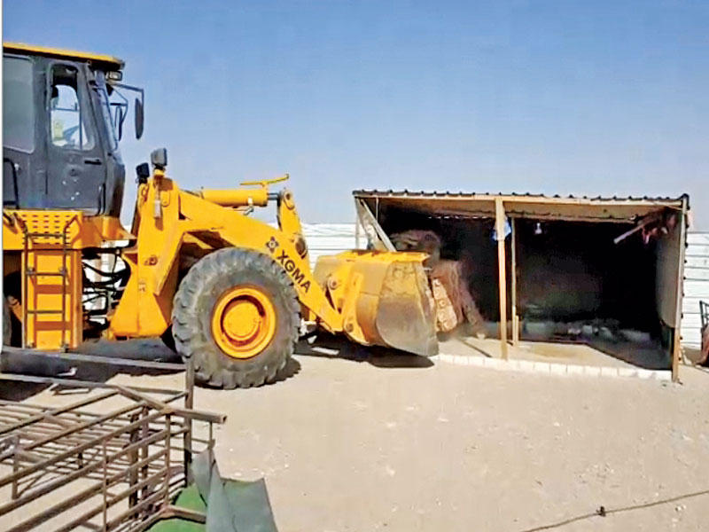 إزالة أحد المخيمات المخالفة