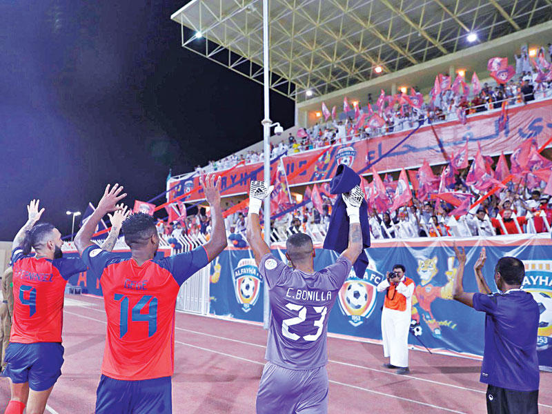 لاعبو الفيحاء يحيون جماهيرهم بعد المباراة