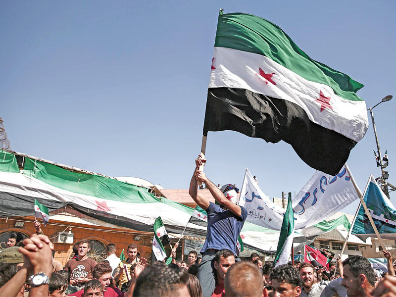 معارضون يتظاهرون في الأتارب غرب حلب أمس الأول (أ ف ب)