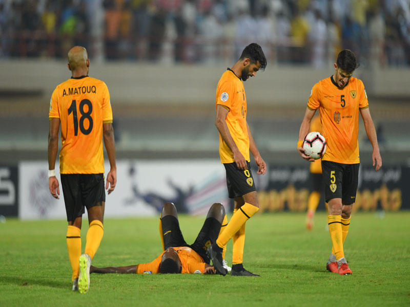 هكذا كانت حال لاعبي القادسية بعد ضياع حلم التأهل أمام الزمالك (تصوير نوفل إبراهيم)