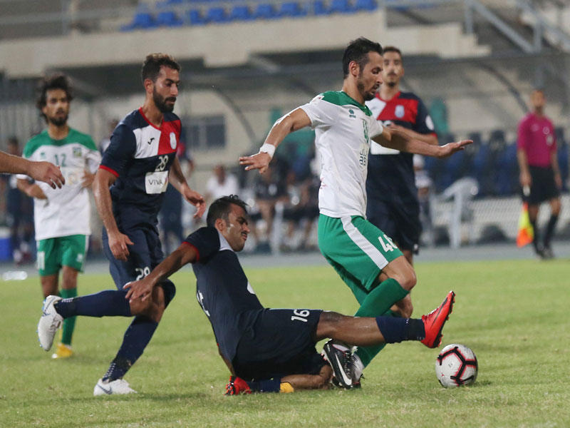 محاولة مرور لفهد الرشيدي من مدافعي اليرموك   (تصوير جورج ريجي)