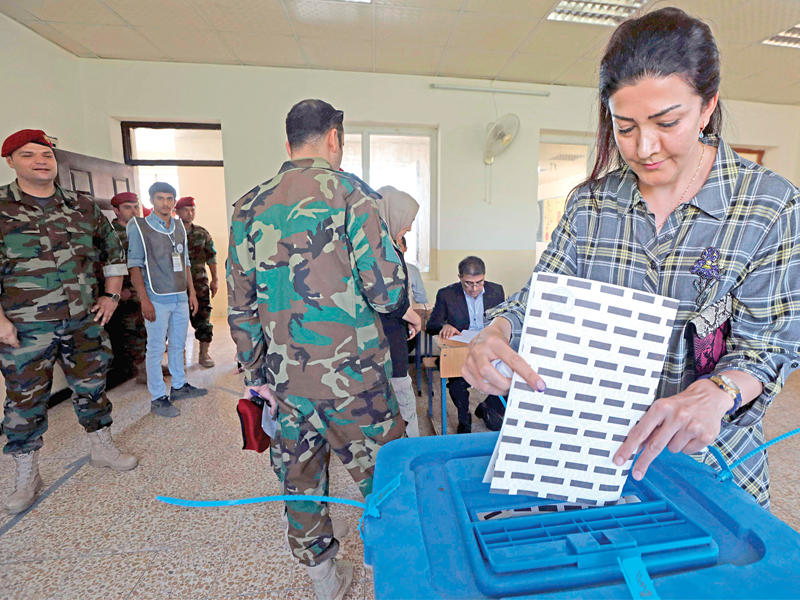 كردية خلال التصويت الخاص بالقوى الأمنية في انتخابات برلمان إقليم كردستان في أربيل أمس الأول (أ ف ب)