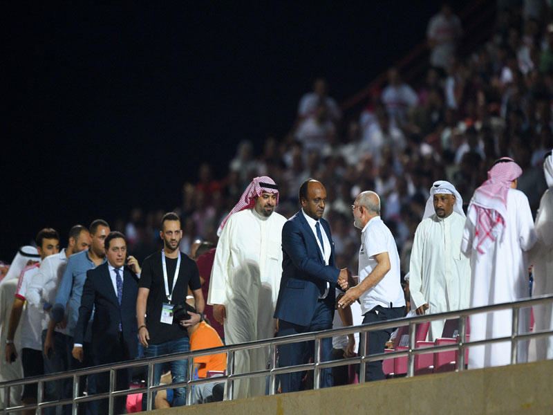 إسماعيل يوسف والوفد المصري أثناء دخولهم إلى المقصورة بمعية الشيخ خالد الفهد