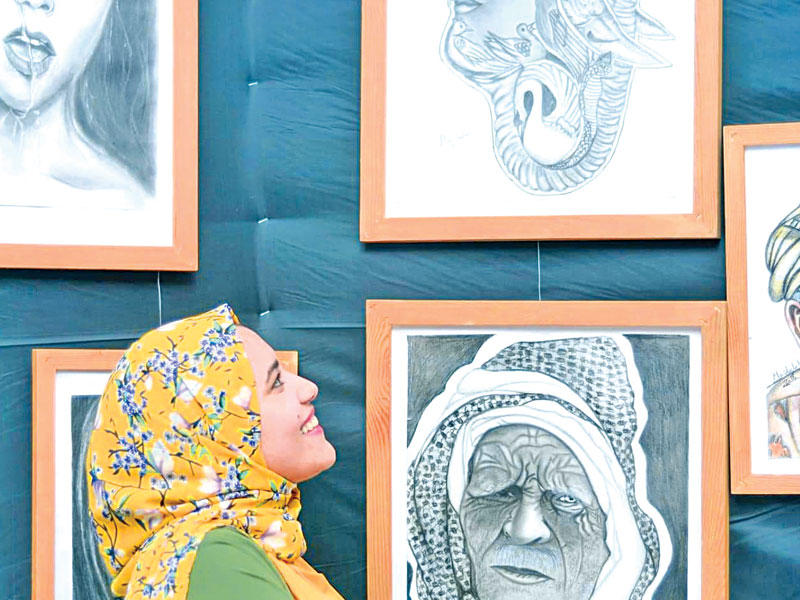 إحدى المشاركات في المعرض