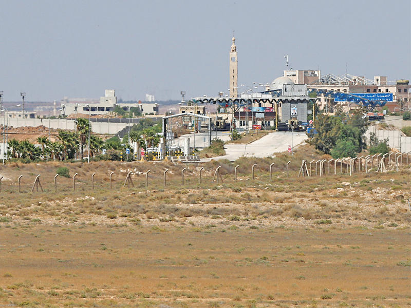 عقب نفي الأردن افتتاح معبر نصيب أمس أعلنت دمشق اتفاقاً لفتحه خلال أيام... وفي الصورة الجانب السوري من المعبر كما بدا أمسt(رويترز)n