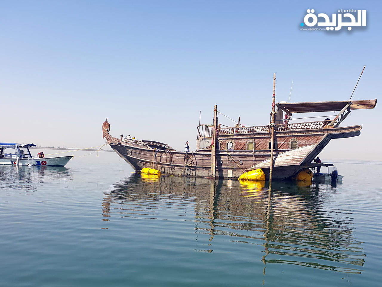  سحب فريق الغوص للسفينة الى الساحل للاصلاح 