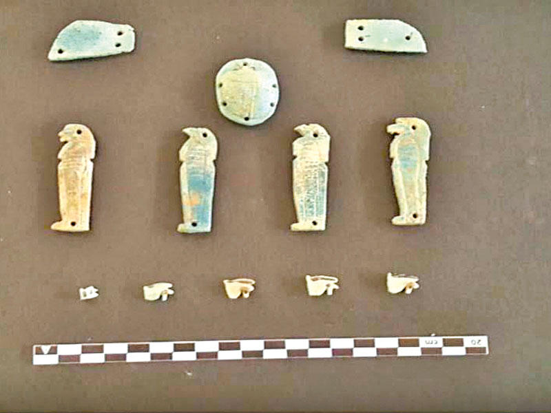 بعض القطع الأثرية داخل المقبرةn