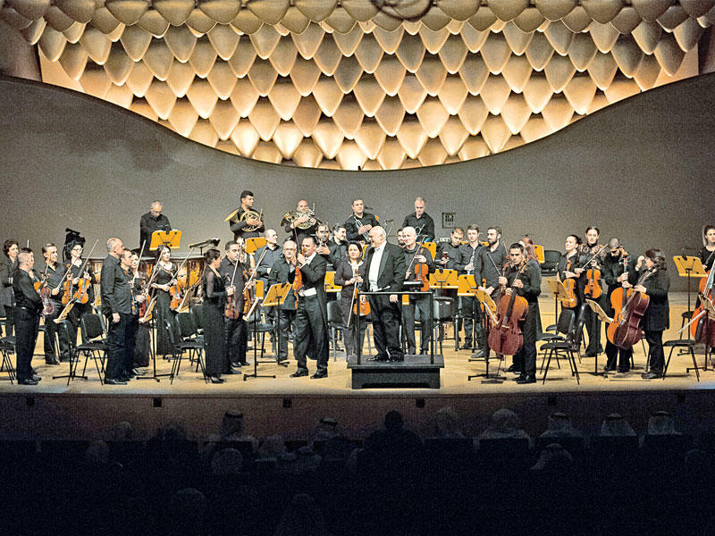 أعضاء أوبرا المسرح الأرمني خلال تحية الجمهور 