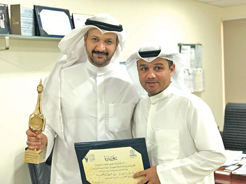 الحليل محتفلا بالجائزة مع طلال الهيفي 