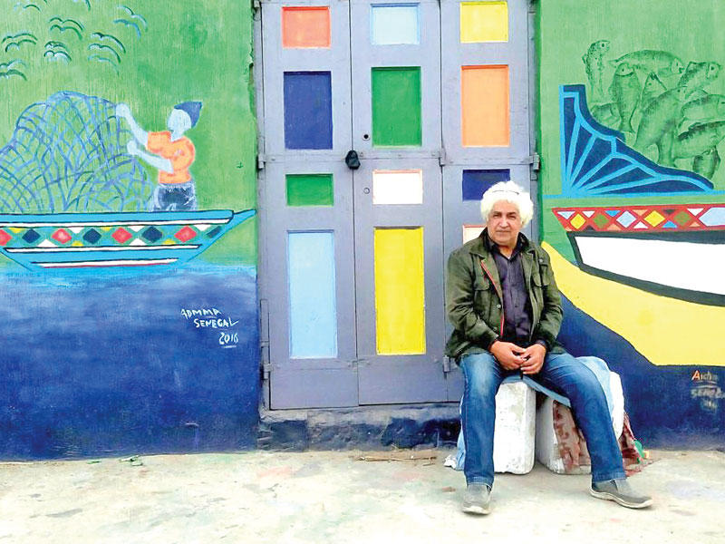 عبدالوهاب عبدالمحسن أمام أحد منازل «البرلس»