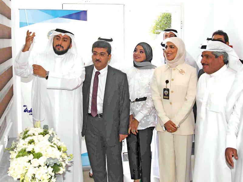 باسل الصباح ومسؤولو «الصحة» خلال افتتاح مبنى التراخيص