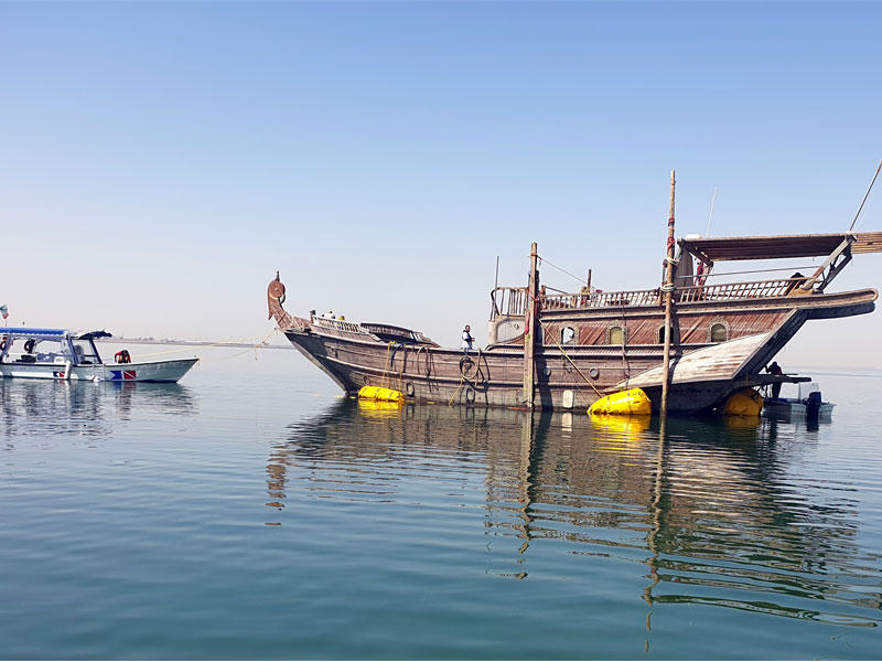 سحب فريق الغوص للسفينة الى الساحل للاصلاح