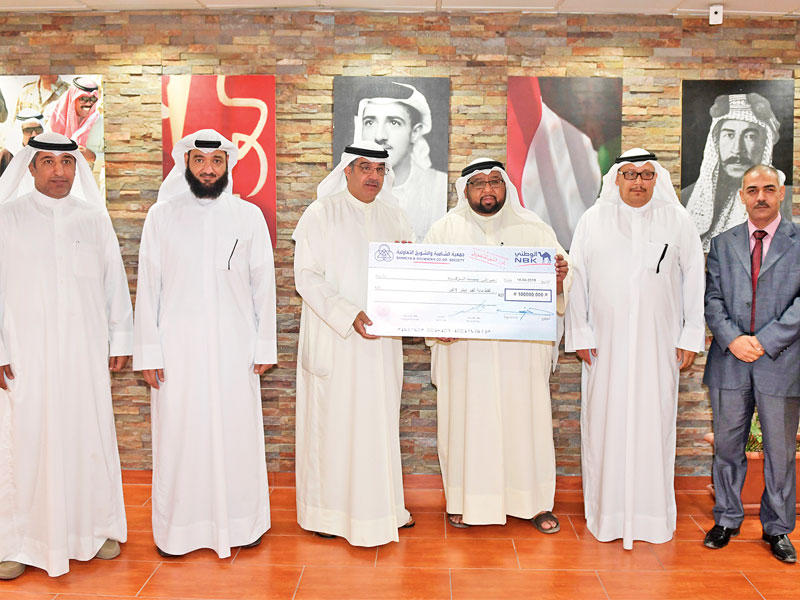 ممثلو بيت الزكاة يتسلمون زكاة جمعية الشامية والشويخ