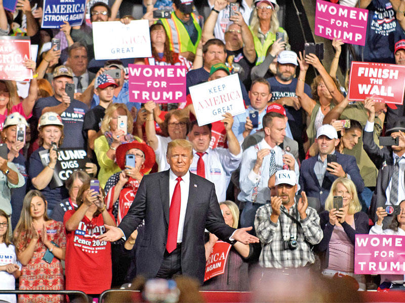 ترامب بين أنصاره في فرجينيا أمس الأول (أ ف ب)