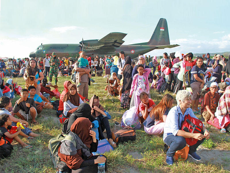 إندونيسيون ينتظرون إجلاءهم جواً بطائرة عسكرية أمس       (ا ف ب)