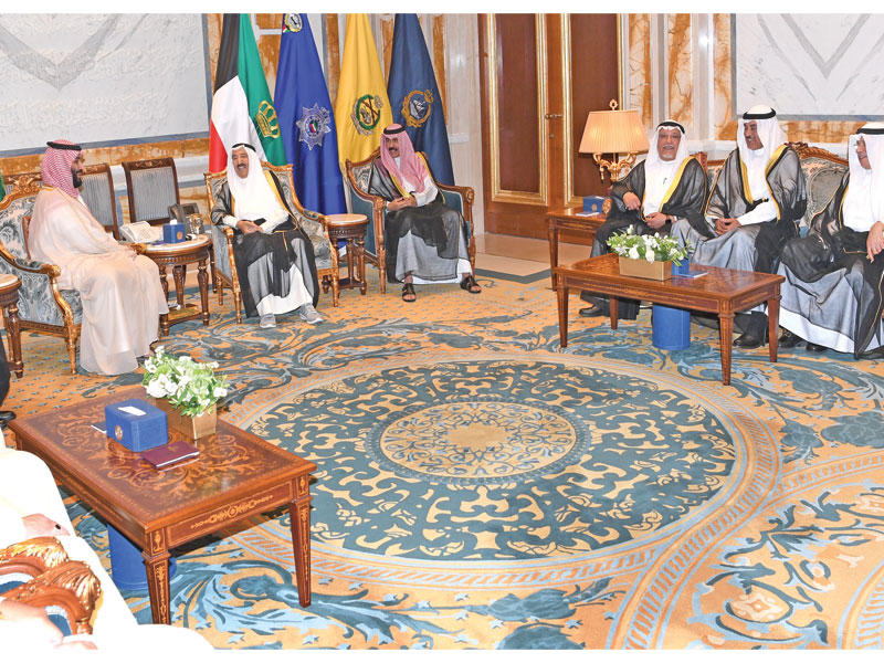 صاحب السمو مستقبلاً، بحضور ولي العهد، بن سلمان في قصر بيان أمس