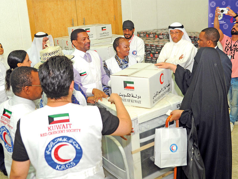 جانب من توزيع المساعدات 