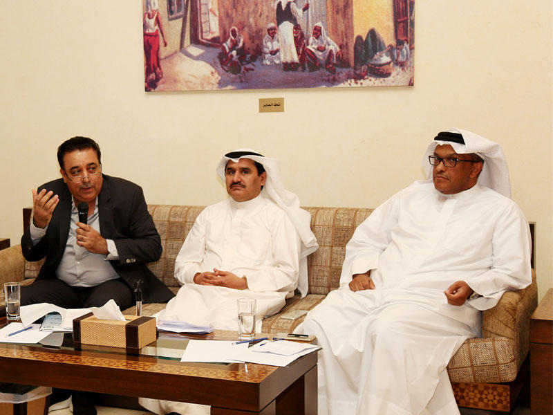 المليفي والعبيد والجسمي أثناء الندوة