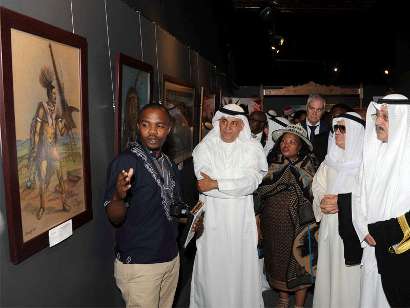 اليوحة أثناء جولته في المعرض