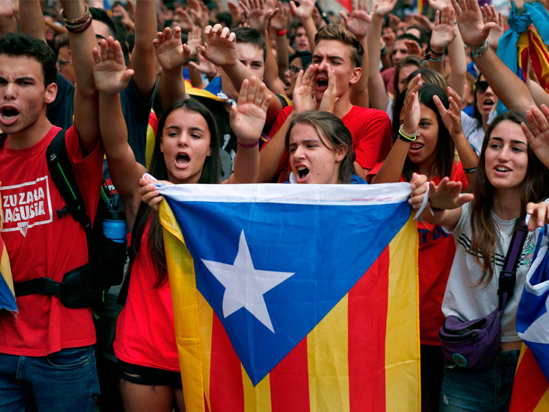 مؤيدون لاستقلال إقليم كتالونيا يتظاهرون في برشلونة                       (أ ف ب) 