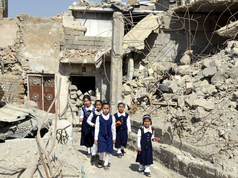 أطفال عراقيون يذهبون الى مدرستهم بين الركام في الموصل                     (أي بي ايه)