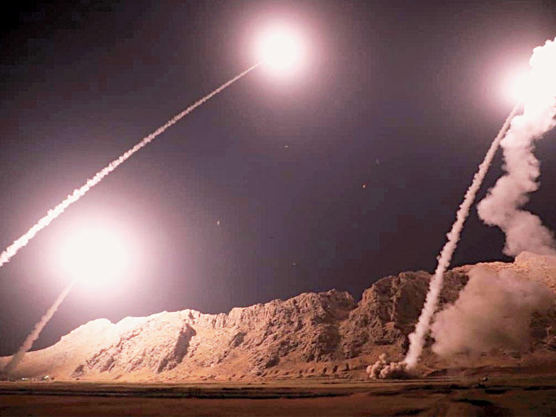 صورة نشرها الحرس الثوري لإطلاق الصواريخ على شرق سورية أمس (أ ف ب)