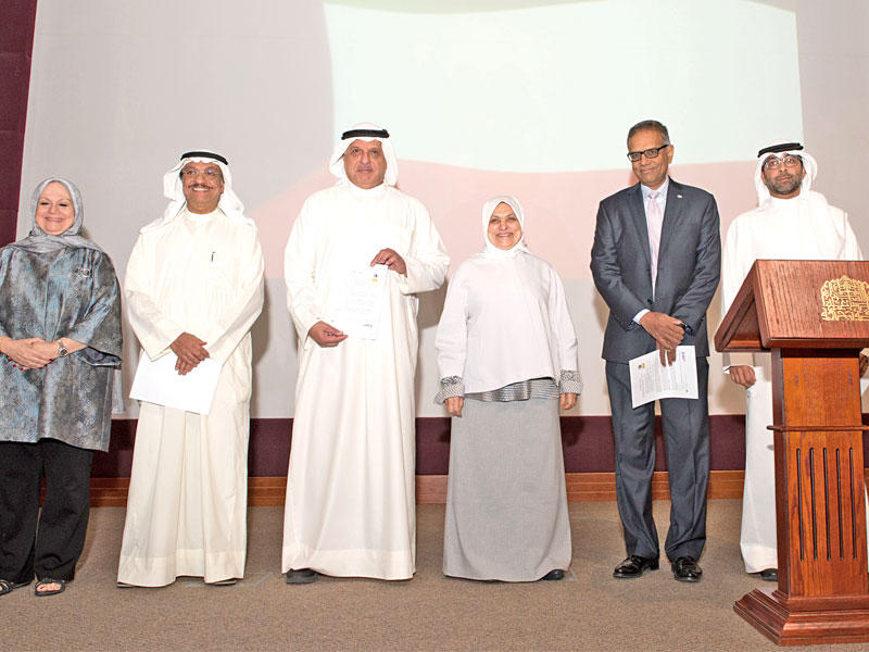 لقطة جماعية عقب التوقيع