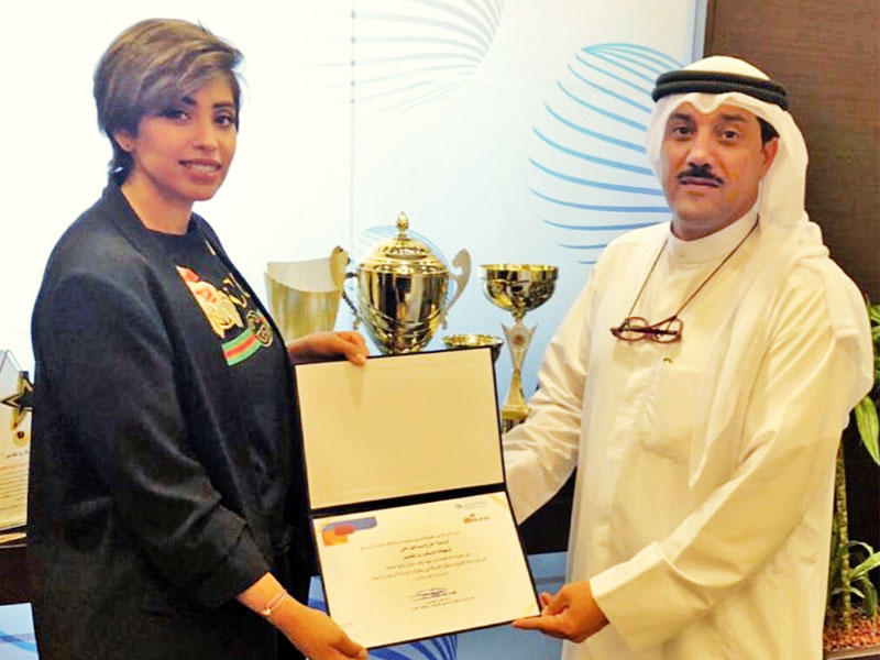 سالم الحساوي مكرماً فرح إسماعيل 