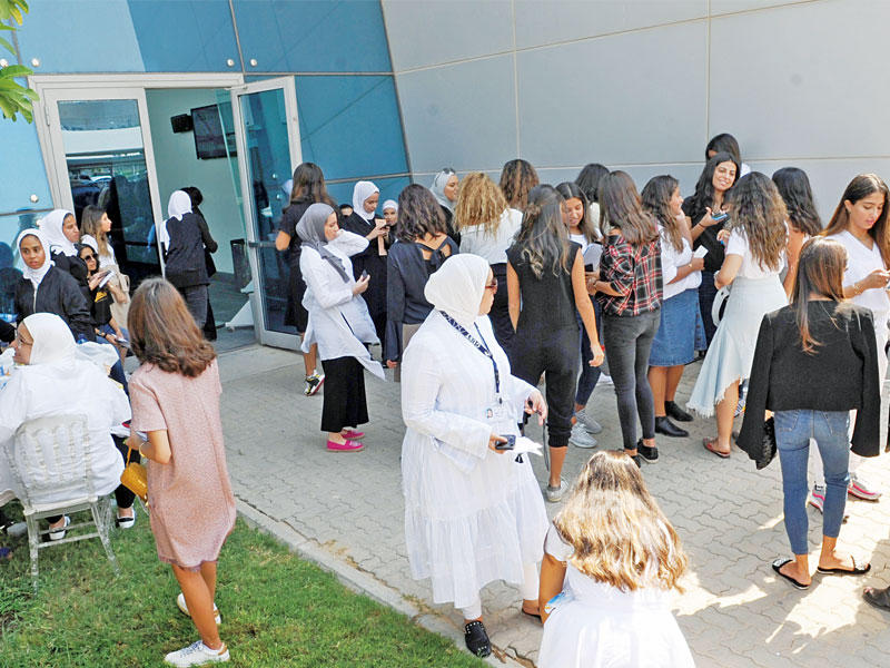 حضور طلابي أمام لجان الاقتراع في انتخابات جامعة الخليج 