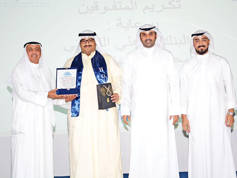 فوزي الثنيان يسلم الشهادات للطلاب المتفوقين