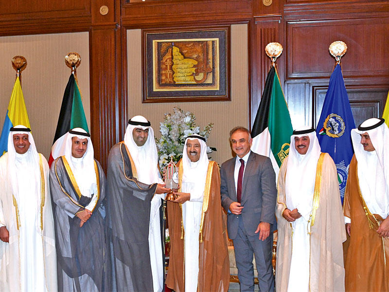 سمو الأمير مستقبلاً الروضان وأعضاء مجلس إدارة الهيئة العامة للصناعة