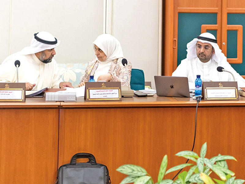 الحجرف والصبيح في اجتماع «المالية» أمس