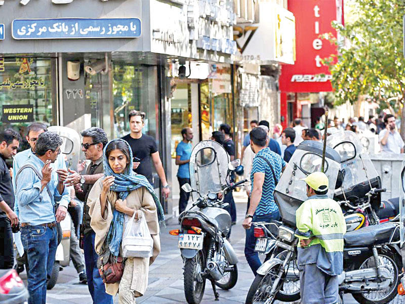 إيرانيون بسوق الصرافة في طهران أمس	 (إرنا)