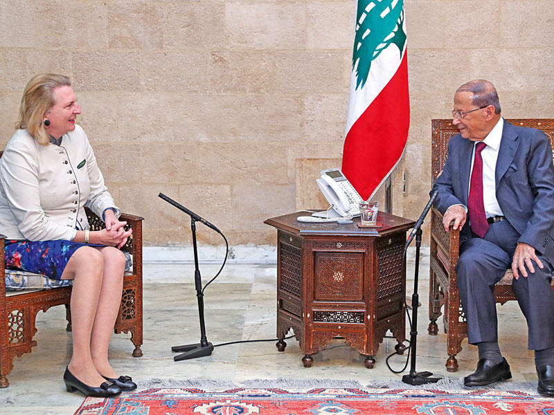  الرئيس اللبناني مستقبلاً وزيرة الخارجية النمساوية كارين كنايسل في القصر الجمهوري أمس (دالاتي ونهرا)