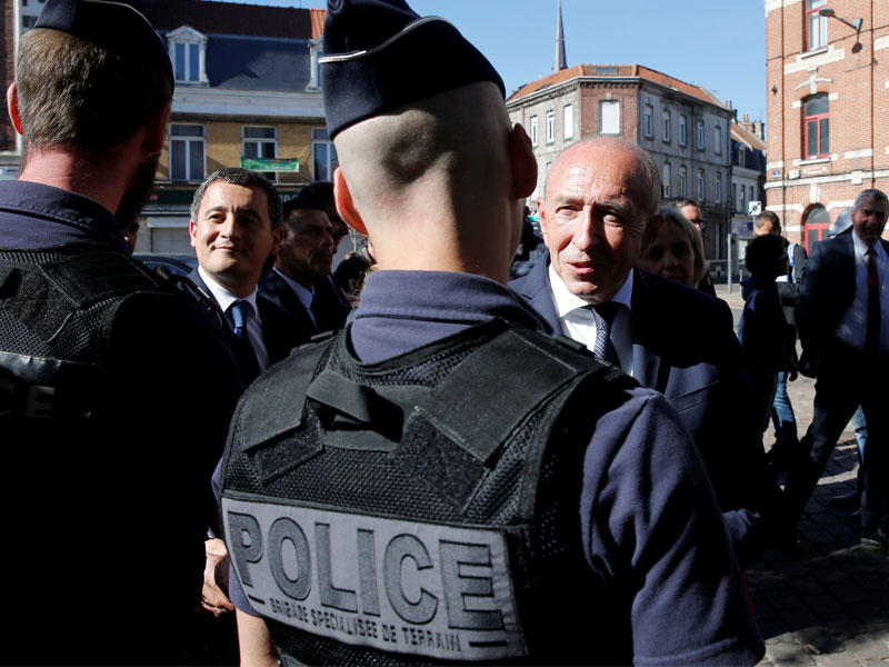 وزير الداخلية الفرنسي جيرارد كولومب ووزير الإجراءات العامة والحسابات جيرالد دارمانين ، يتحدثان إلى الشرطة في أحد شوارع ليل