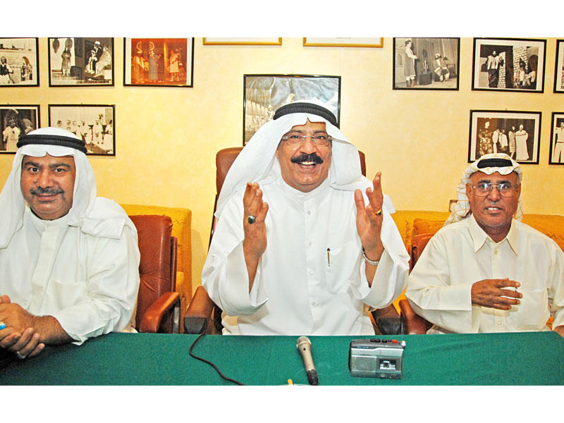 الراحل فؤاد الشطي متوسطاً قاسم وسليمان 