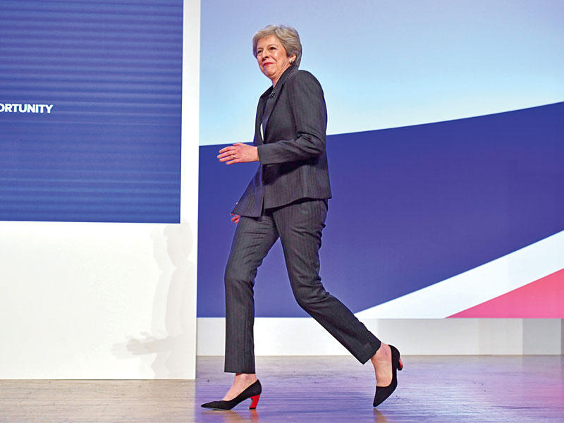  رئيسة وزراء بريطانيا ترقص في ختام أعمال مؤتمر حزب المحافظين أمس