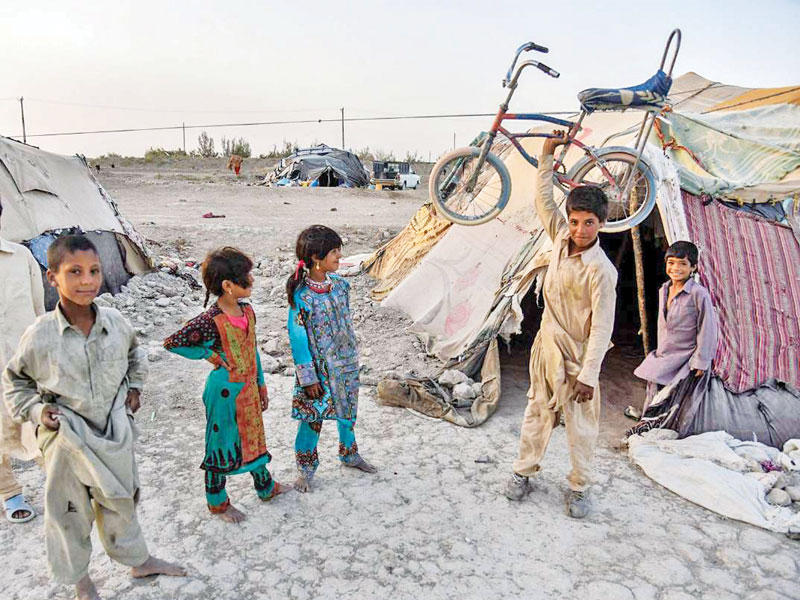 أطفال أمام خيمة في تجمع للغجر على أطراف محافظة سيستان غرب إيران أمسt(إرنا) 