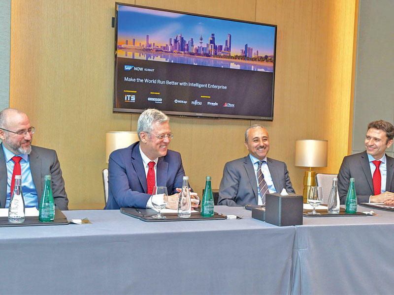 جانب من المتحدثين في ورشة المعلوماتية