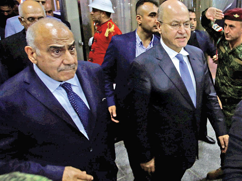 صالح وعبدالمهدي يغادران برلمان العراق مساء أمس الأول (رويترز)