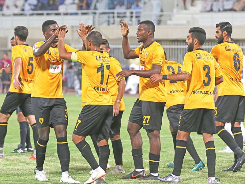 لاعبو القادسية يحتفلون بهدف سابق