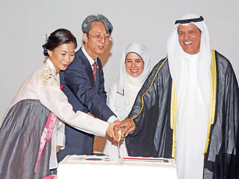 السعيد وبوشهري يشاركان سفير كوريا في قطع قالب الحلوى