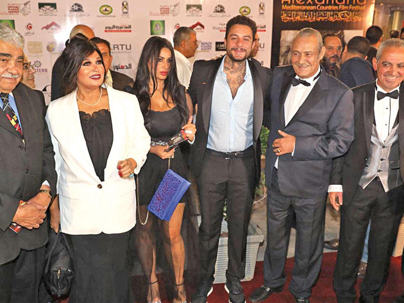 فاروق الفيشاوي يتوسط بعض حضور المهرجان 