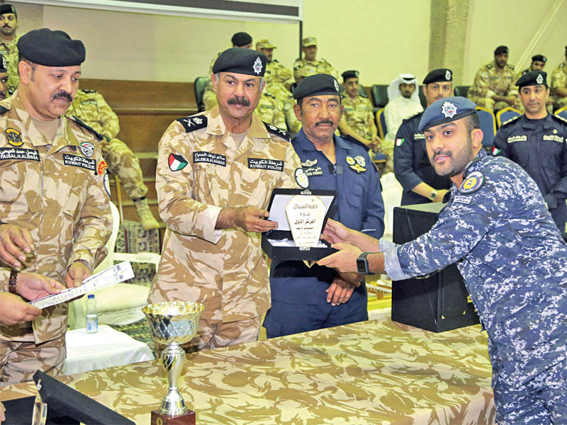 النواف مكرماً احد المشاركين في الدورات