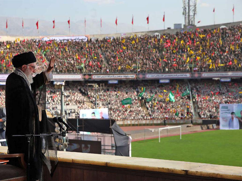 خامنئي قبيل إلقاء كلمة خلال تجمع لعناصر «الحرس الثوري» و«الباسيج» في طهران أمس (إرنا)