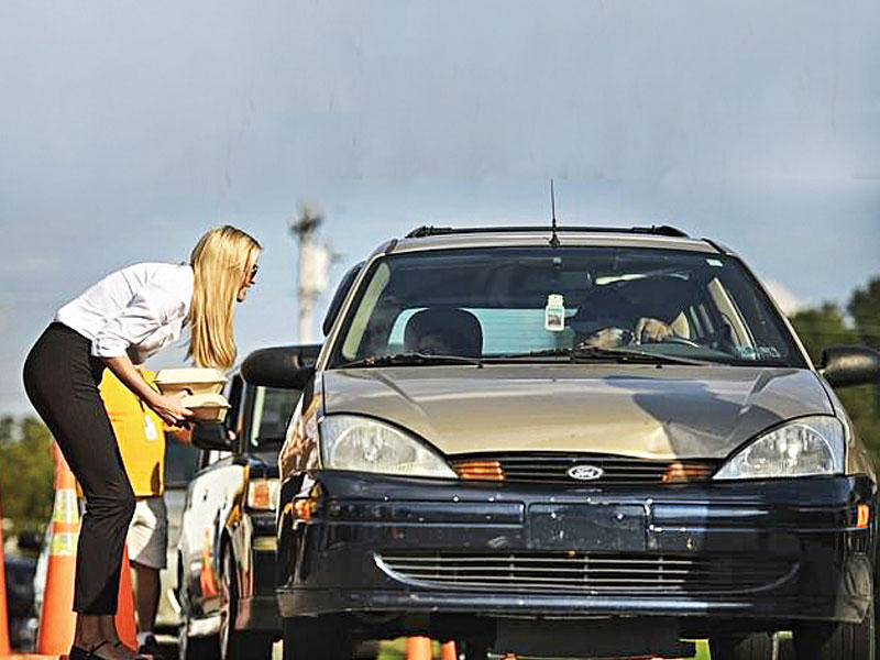 إيفانكا ترامب توزع الطعام في شوارع كارولينا