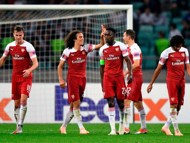 لاعبو أرسنال يحتفلون بعد إحراز هدف في مرمى قرة باخ
