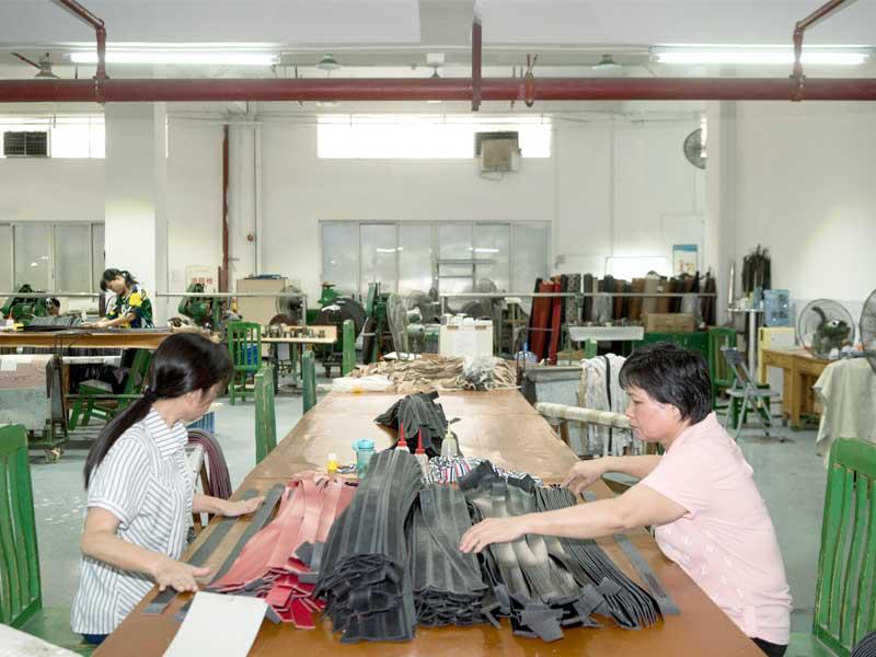 عمال أثناء عملهم داخل احد المصانع في مدينة قوانغتشو، الصين.