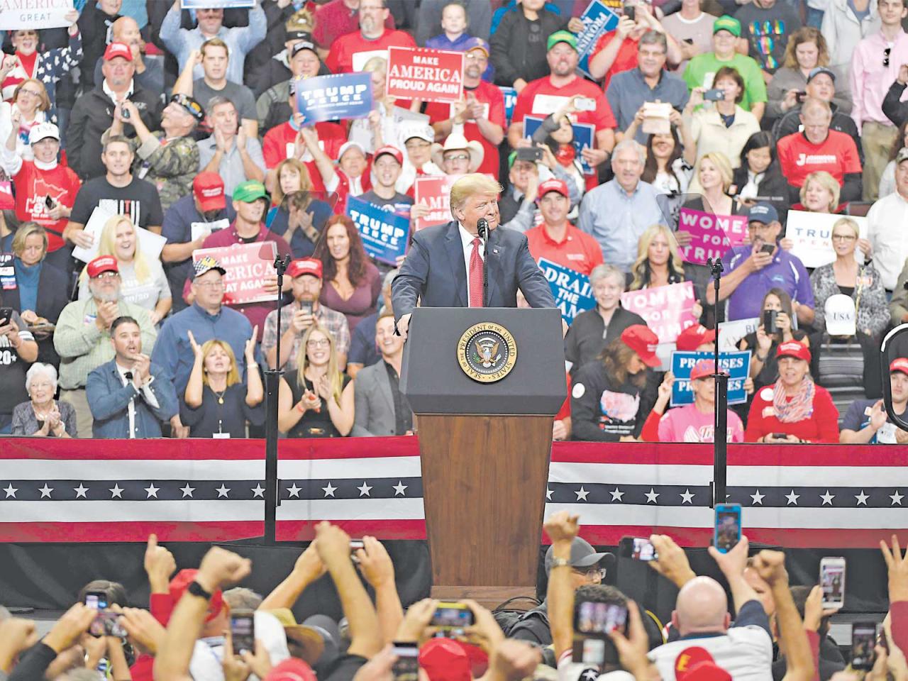 ترامب يتحدث لأنصاره بمركز مايو سيفيك في روشستر بمينيسوتا أمس الأول  (أ ف ب)